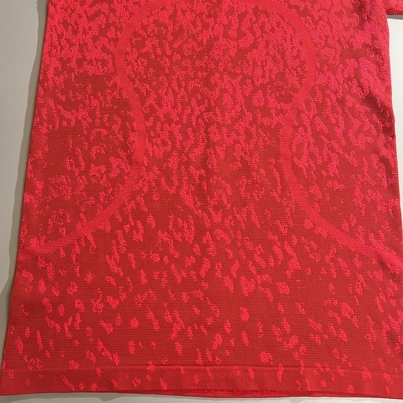 Lululemon Swiftly Tech Short Sleeve 2.0 Covered Camo Red Rock/Flare  Size 8 - Picture 5 of 8